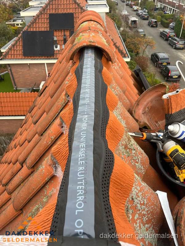 Dakdekker vervangt nokvorst met ruiterrol op pannendak in Geldermalsen Dakdekker vervangt nokvorst met ruiterrol op pannendak in Geldermalsen