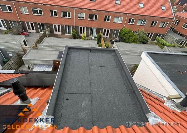 Plat dak met bitumen bedekking naast dakkapel in Geldermalsen Plat dak met bitumen bedekking naast dakkapel in Geldermalsen