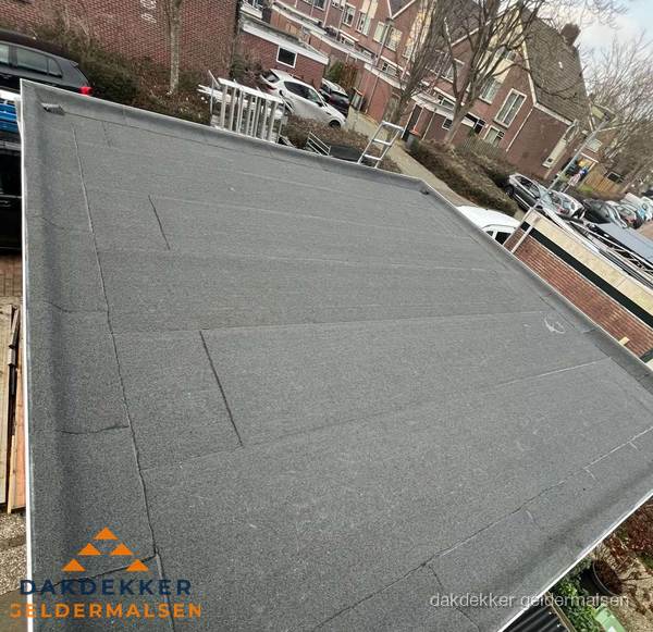 Nieuwe bitumen dakbedekking op plat dak van garage in Geldermalsen Nieuwe bitumen dakbedekking op plat dak van garage in Geldermalsen