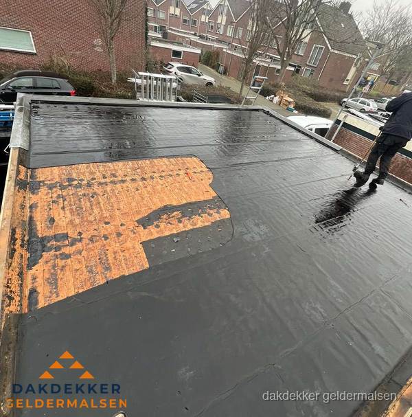 Dakdekker brengt EPDM dakbedekking aan op plat dak in Geldermalsen Dakdekker brengt EPDM dakbedekking aan op plat dak in Geldermalsen