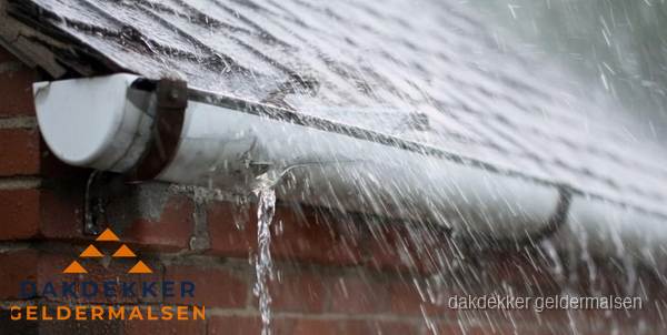 Lekkende dakgoot tijdens regenval in Geldermalsen Lekkende dakgoot tijdens regenval in Geldermalsen