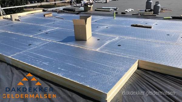 PIR isolatieplaten worden gelegd op plat dak voor dakisolatie in Geldermalsen PIR isolatieplaten worden gelegd op plat dak voor dakisolatie in Geldermalsen