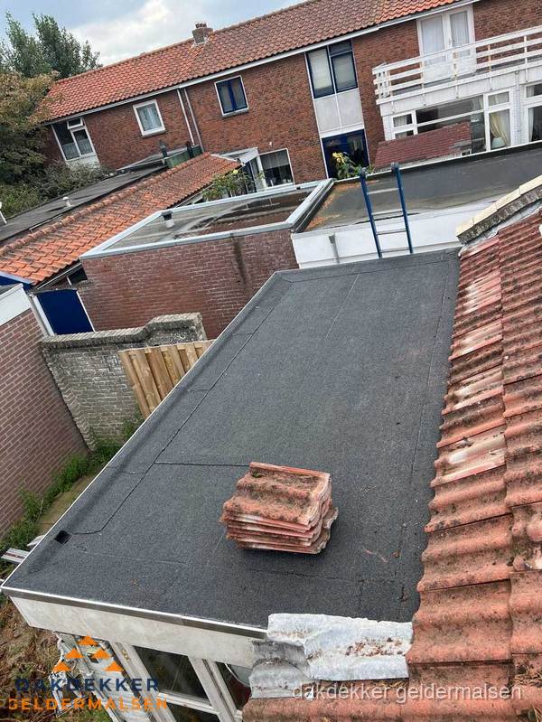 Plat dak aanbouw met bitumen naast schuin pannendak in Geldermalsen Plat dak aanbouw met bitumen naast schuin pannendak in Geldermalsen