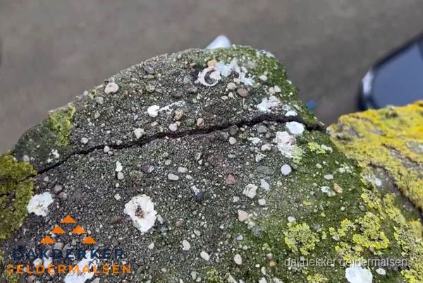 Beschadigde en verweerde nokvorst met scheuren en mos in Geldermalsen Beschadigde en verweerde nokvorst met scheuren en mos in Geldermalsen