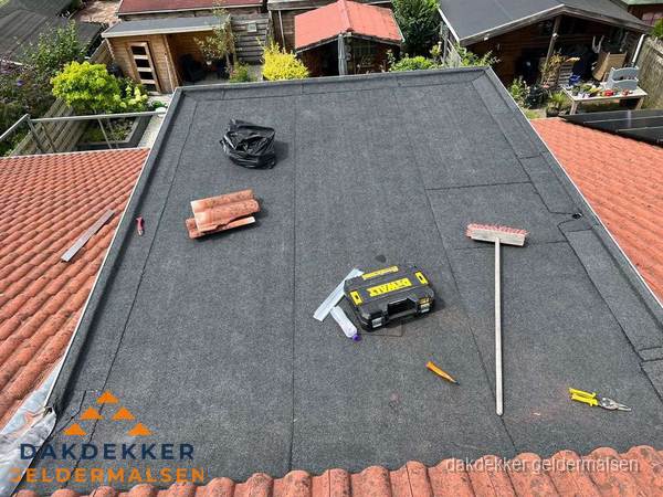 Gereedschap op nieuw plat dak na renovatie in Geldermalsen Gereedschap op nieuw plat dak na renovatie in Geldermalsen