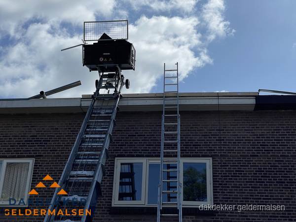Ladderlift en ladder bij woning voor dakinspectie in Geldermalsen Ladderlift en ladder bij woning voor dakinspectie in Geldermalsen