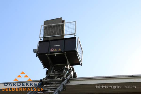 Dakdekkerslift voor materiaal transport bij dakwerkzaamheden in Geldermalsen Dakdekkerslift voor materiaal transport bij dakwerkzaamheden in Geldermalsen