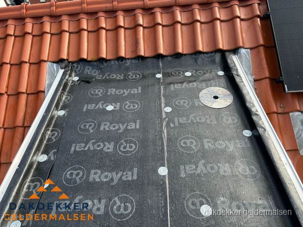 Nieuw dak met dakpannen en Royal onderlaag bij woning in Geldermalsen Nieuw dak met dakpannen en Royal onderlaag bij woning in Geldermalsen