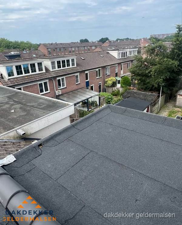 Vernieuwd plat dak met bitumen in woonwijk in Geldermalsen Vernieuwd plat dak met bitumen in woonwijk in Geldermalsen